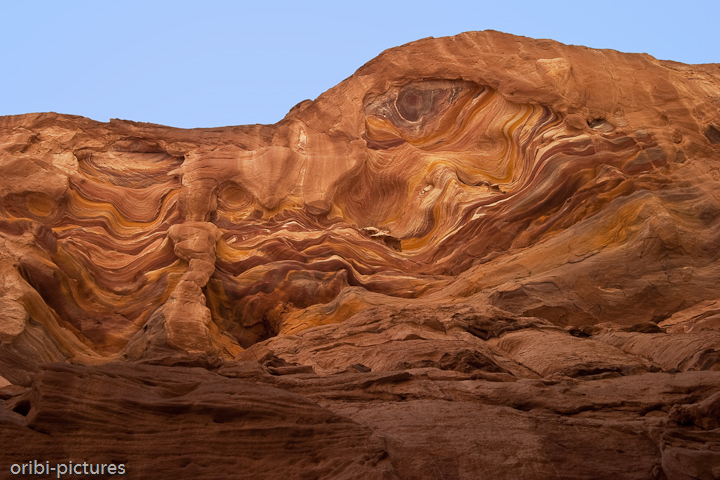 *Im Coloured Canyon* <br><br> In Jahrtausenden von Jahren legte die Erosion Sandsteinschichten in den unterschiedlichsten Rottönen frei und zeichnete expressionistische Gemälde hinein. <br><br>