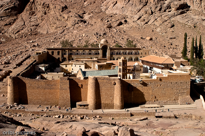 *Katharinenkloster* <br><br> Das heute griechisch-orthodoxe Katharinenkloster im Sinai in Ägypten wurde zwischen 548 und 565 gegründet. Es liegt am Fuße des Gebel Musa (Mosesberg). Hier befand sich angeblich der brennende Dornbusch, in dem sich Gott Mose offenbarte; hier sollen auch die der Legende nach von einem Engel herbeigetragenen Gebeine der hl. Katharina von Alexandrien ruhen, deren Existenz allerdings historisch nicht belegt ist. Das Kloster, das ursprünglich der Theotokos, d. h. Maria, der Mutter Jesu, geweiht war, wurde im Westen ab dem 14. und im Osten ab dem 19. Jahrhundert nach der hl. Märtyrerin Katharina benannt.

Die Anlage mit Nebengebäuden und Gärten liegt durchschnitlich 1585 Meter über dem Meeresspiegel im Herzen des südlichen Sinai in der Nähe der Ortschaft Milga unterhalb des 2285 m hohen Berg Sinai (Mosesberg) und des höheren Dschabal Katrina und hat eine Fläche von 100 Hektar. Das als Festung gebaute eigentliche Kloster weist eine Grundfläche von 76 auf 85 Meter auf. Der Klosterkomplex ist ein kleiner, unscheinbar und inmitten der Steinwüste ein wenig verloren wirkender Ort; die gesamte Region wirkt schroff und unwirtlich.

Um angesichts der großen Anzahl von Besuchern (etwa 50.000 jährlich) den Klosterbetrieb aufrechtzuerhalten, wurden die Öffnungszeiten sowie die zugänglichen Bereiche des Klosters inzwischen stark eingeschränkt. Für Besucher gibt es nur ein Café mit einigen Tischen und Bänken vor der Tür.

Seit 2002 gehört das Kloster zum UNESCO-Welterbe. <br><br>