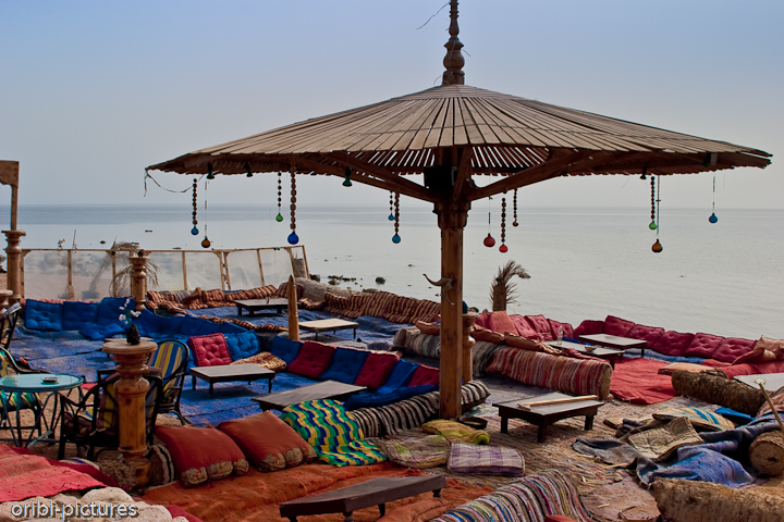 *Lümmelecke in Dahab* <br><br> Auf solchen Kissen und Teppichen verbringt man die lauen Abende und zieht genüsslich an einer Shisha (Wasserpfeife). <br><br>