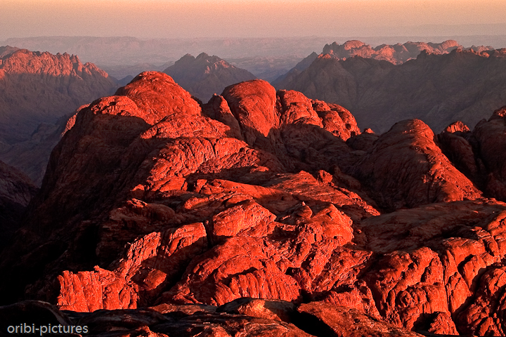 *Mosesberg* <br><br> Der Mosesberg (Berg Sinai) steht für den Ort, an dem Moses von Gott die Zehn Gebote erhalten haben soll. <br><br>