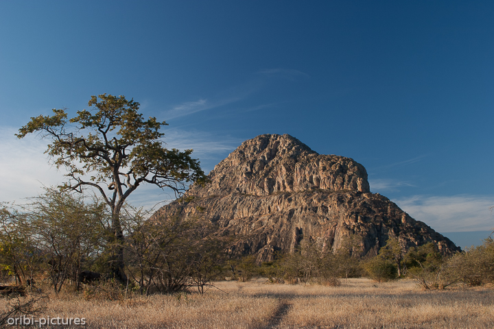 *Male Hill*<br><br>Der 410 m hohe Male Hill ist eine der höchsten Erhebungen der Tsodilo Hills im Nordwesten Botswanas.<br><br>