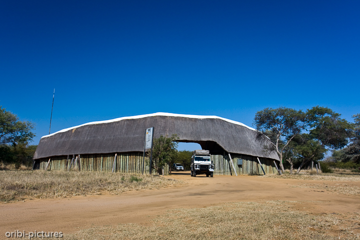 *Khama Rhino Sanctuary*<br><br>Das Eingangstor<br><br>