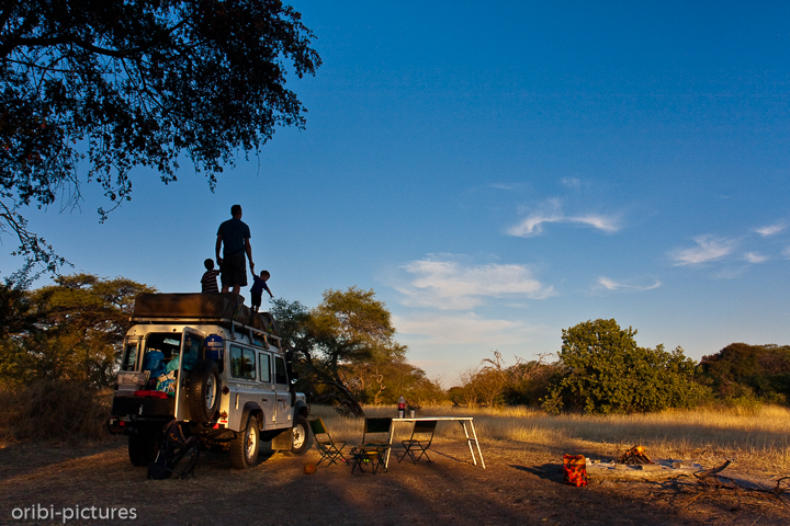 *Löwensicherer Ausguck*<br><br>Auf der Khumaga Campsite im Makgadikgadi Nationalpark sichert kein Zaun die Camper. Und weil am Tag zuvor Löwen im Gebüsch saßen, suchten wir von sicherer Stelle die Umgebung nach Raubkatzen ab.<br><br>