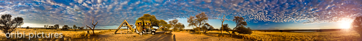 *360° Mabuasehube Pan*<br><br>Ein Panorama aus 9 Einzelfotos zeigt die Mabuashube Pan, ein typisches Schattendach und unseren Land Rover Defender mit 2 Dachzelten auf dem Campingplatz.<br><br>