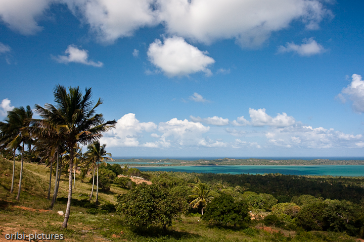 *Lagune von Quissico I* <br><br> Östlich der EN1 (Hauptstraße) schiller das Meer bzw. eine Lagune in den schönsten Farben. <br><br>