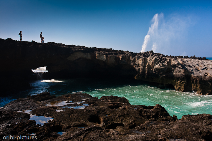 *Blow Hole* <br><br> Auf der Rückseite des Pomene Hotels führt ein Pfad hinab zu den fischreichen Gründen in den Felsenpools. Mit jeder größeren Welle schießt das Meer durch kleine Löcher in Fontainen hinaus. <br><br>