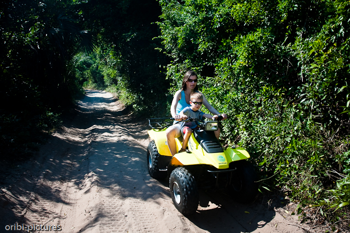 *Quad-Bike-Tour* <br><br> Das sollte man sich in Pomene keinesfalls entgehen lassen. Durch den weichen Tiefsand ist das Quadbike das perfekte Fortbewegungsmittel. <br><br>