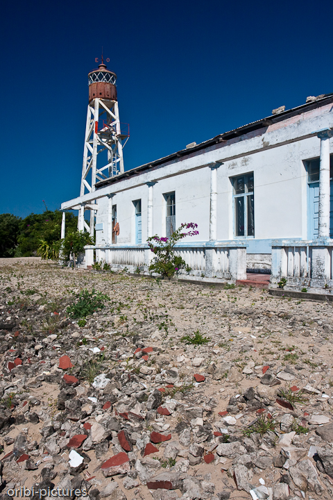 *Leuchtturm von Pomene* <br><br> Auch dieses Bauwerk ist nur noch eine Ruine, wenn auch sehr sehenswert. Man steigt über zerbrochene Scheiben durch im Wind baumelnde Türen hindurch und schaut dabei raus aufs Meer. <br><br>