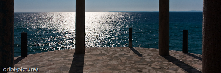 *Ruine der Restaurantterrasse auf der Ilha de Santa Carolina I* <br><br> Glitzernd liegt der Ozean vor einem und die Brandung rauscht unter der Terrasse auf die Felsen und abgebrochenen Reste der Ruine. <br><br>