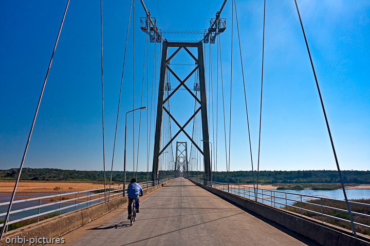 *Brücke über den Rio Save* <br><br> Grenzfluss zwischen der Provinz Imhambane und dem Destrikt Govuro <br><br>