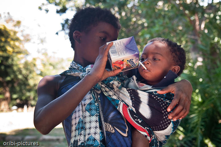 *Kinder im Gorongosa NP* <br><br> Kaum älter als 10 Jahre müssen sich diese Kinder schon um ihre kleinsten Geschwister kümmern. <br><br>