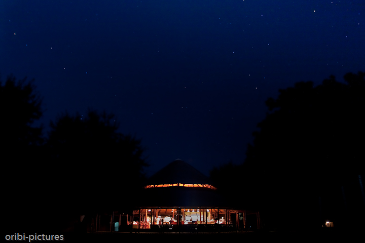 *Nacht über Gorongosa* <br><br> Die Nacht bricht herein über dem Restaurant des Chitengo Camps. <br><br>