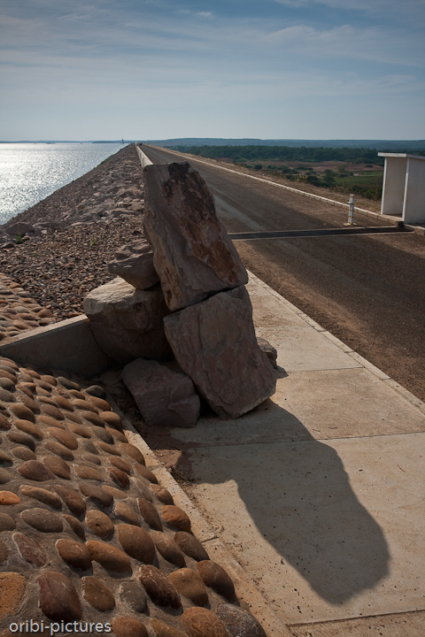 *Massingir Dam* <br><br> Das mosambikanische Tor zum Greater Limpopo Transfrontier Park. Hinter dieser kilometerlangen Staumauer beginnt der größte Safaripark der Erde. <br><br>