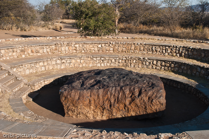 *Hoba-Meteorit*<br><br>Er ist der bislang größte auf der Erde gefundene Meteorit. Er befindet sich etwa 20 km westlich von Grootfontein in Namibia.<br><br>