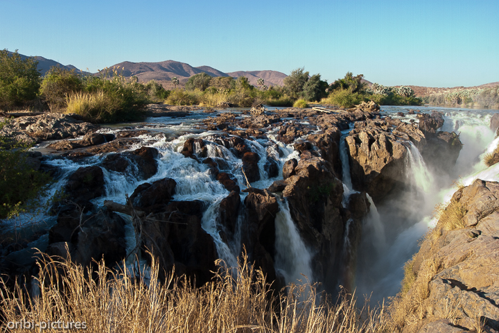 *Epupa Falls*<br><br>in der Sprache der Herero heißt epupa fallendes Wasser - beschreibt den Klang und den Schaum, den das die Felsen hinuntertosende Wasser verursacht.<br><br>