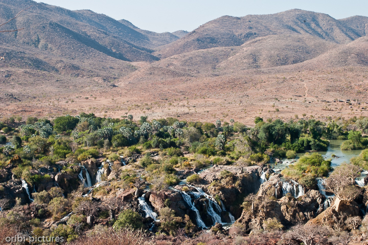 *Grenze*<br><br>Hinter dem Kunene liegt bereits Angola, wo die Epupafälle Monte-Negrofälle genannt werden.<br><br>
