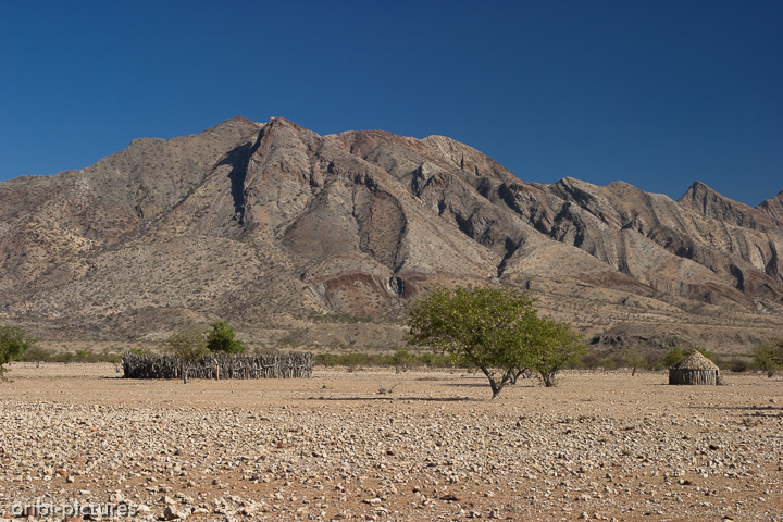 *Vorübergehend verlassen*<br><br>Ein Himba-Kraal, wo das Vieh über Nacht vor Raubtieren geschützt wird.<br><br>