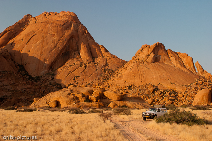 *Spitzkoppe*<br><br>Ein die Landschaft um 700 m überragender Inselberg ca. 120 km östlich von Swakopmund. Wegen seiner markanten Form wird der 1.584 m hohe berg auch als das „Matterhorn Namibias“ bezeichnet.<br><br>