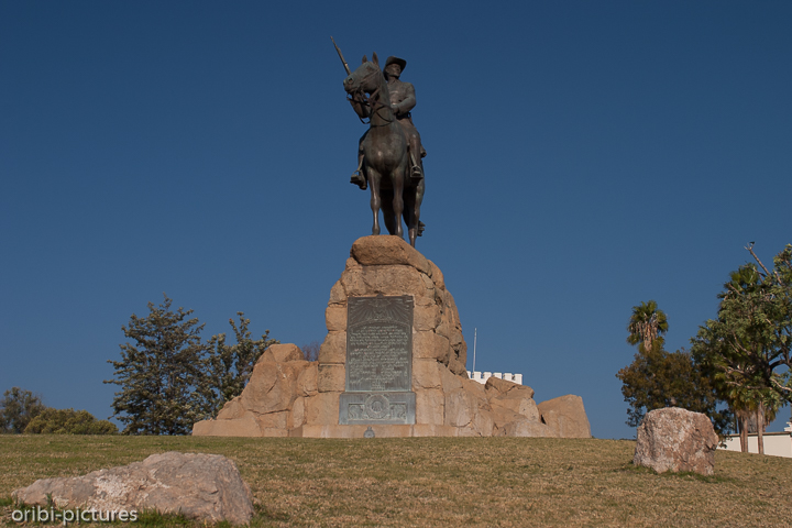 *Reiterdenkmal*<br><br>auch Südwester Reiter - mittlerweile steht es neben dem Eingang zur Alten Feste.<br><br>