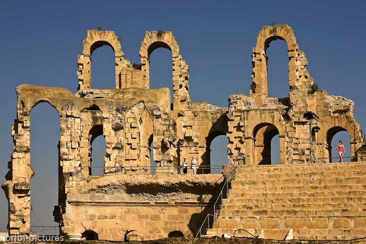 *Im Amphitheater* <br><br> Heute wie vor 1.750 Jahren kommen Besucher in dieses grandiose Theater der Antike. Nur unterscheiden sich die Veranstaltungen von damals mit denen von heute stark. Aber allein in einem so hohen Gebäude des Altertums zu stehen und sich die damaligen Kämpfe in der Arena vorzustellen, ist beeindruckend. <br><br>