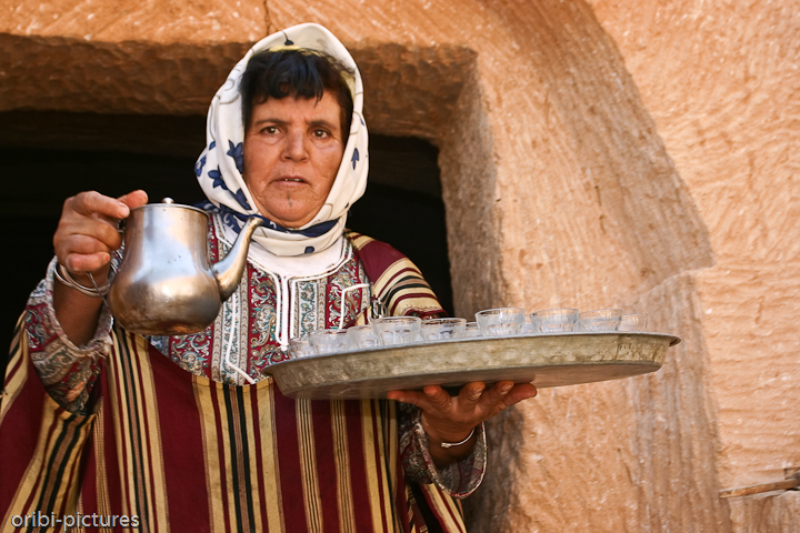 *Teetradition* <br><br> Das sollte man sich auf keinen Fall entgehen lassen. Wenn man in arabischen Ländern zu einem Gläschen Tee eingeladen wird, sollte man die Gelegenheit nutzen und den überzuckerten Aufguss mit Erdnüssen trinken - herrlich! <br><br>