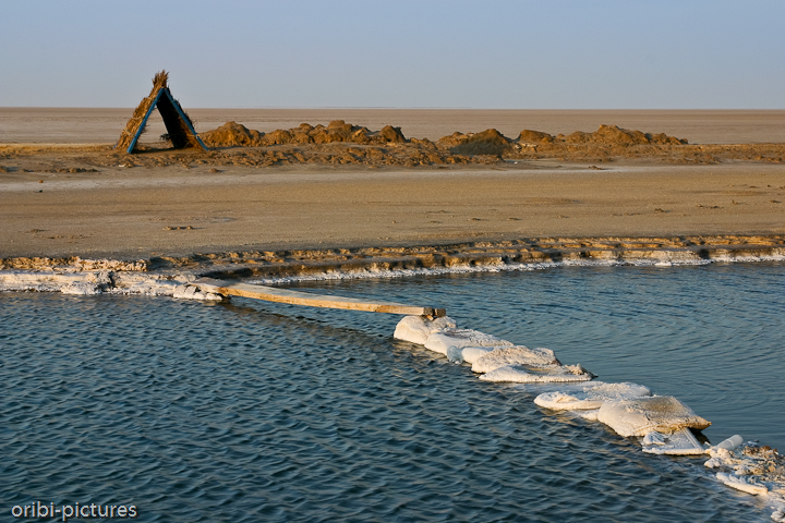 *Salzwasser im Chott el Djerid* <br><br> Ein Sonnenschutz ist für die Arbeiter, die das Salz mit Spitzhacke und Spaten aus dem Boden des Chott (Salzsees) schlagen eine wirklich gute Sache. Sie können so für ein paar Minuten der sengenden Sonne aus dem Weg gehen, der ihre Haut förmlich auffrisst. <br><br>