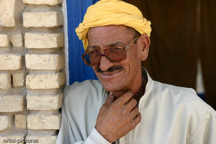 *Berber* <br><br> Aufgewachsen am Rand der Sahara, war dieser Herr mit den Dünen vollends vertraut, sagte er. Was das heißen sollte zeigte er uns auf einer Jeeptour zu den Filmkulissen von Krieg der Sterne I. Abenteuerlich ging es die Dünenkämme steil nach oben und hinunter. Festhalten war angesagt - sich selbst, die Kamera und vor allem Sandras schwangeren Bauch. <br><br>