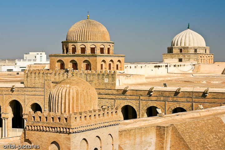*Moschee in Kairouan* <br><br> Nach Mekka, Medina und Jerusalem ist die Moschee der drei Tore die viertgrößte heilige Stätte des Islams im Herzen der im Jahre 670 n. C. gegründeten Stadt Kairouan. Dekore im spanisch-maurischen Stil und die Barbiermoschee waren zwei Gründe für die UNESCO die siebzehnschiffige Große Moschee 1988 zum Weltkulturerbe zu erklären.

Als die ersten Araber nach Afrika vordrangen, rammte ihr Heerführer Oqba ibn Nafi seinen Speer in den Steppenboden und gründete die erste arabische Stadt Afrikas. <br><br>