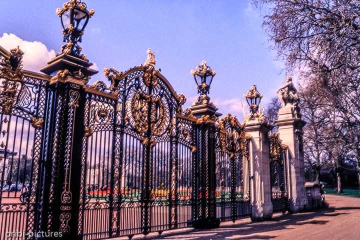 *Stadtbesichtigung im Schnelldurchlauf*<br><br>London: Auf dem Weg zu unserem Auslandsjahr legten wir einen kurzen mehrstündigen Zwischenstopp in London ein und erkundeten im Schnelldurchlauf die wichtigsten Highlights.<br><br>