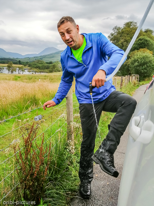 *... des anderen Leid*<br><br>halben Meter Schlammbad abduschen - mit der neuen Road Shower auf dem Auto<br><br>