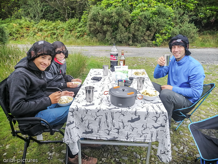 *Mahlzeit mit Moskito-Schutz*<br><br><br><br>