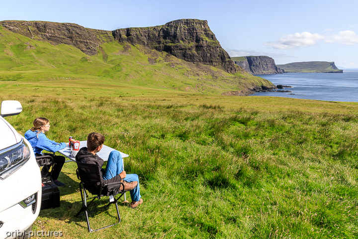 *Picknick im Windschatten des Autos*<br><br><br><br>