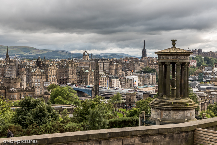 *Edinburgh*<br><br>Der Gegenpart zum Castle Hill im Westen Edinburghs ist der Calton Hill im Osten, von wo aus man einen der schönsten Blicke über die Stadt genießt: Im Vordergrund das imposante Balmoral Hotel mit seinem mächtigen Turm, dahinter das Scott- Monument, am Horizont Edinburgh Castle.<br><br>