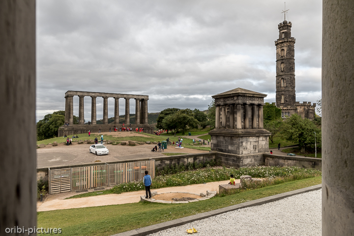 *Edinburgh*<br><br>Der Gegenpart zum Castle Hill im Westen Edinburghs ist der Calton Hill im Osten, von wo aus man einen der schönsten Blicke über die Stadt genießt: Im Vordergrund das imposante Balmoral Hotel mit seinem mächtigen Turm, dahinter das Scott- Monument, am Horizont Edinburgh Castle.<br><br>