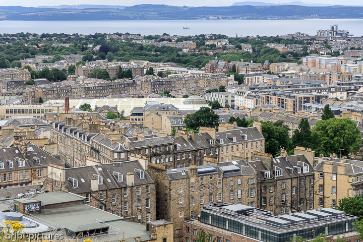 *Edinburgh*<br><br>Der Gegenpart zum Castle Hill im Westen Edinburghs ist der Calton Hill im Osten, von wo aus man einen der schönsten Blicke über die Stadt genießt: Im Vordergrund das imposante Balmoral Hotel mit seinem mächtigen Turm, dahinter das Scott- Monument, am Horizont Edinburgh Castle.<br><br>