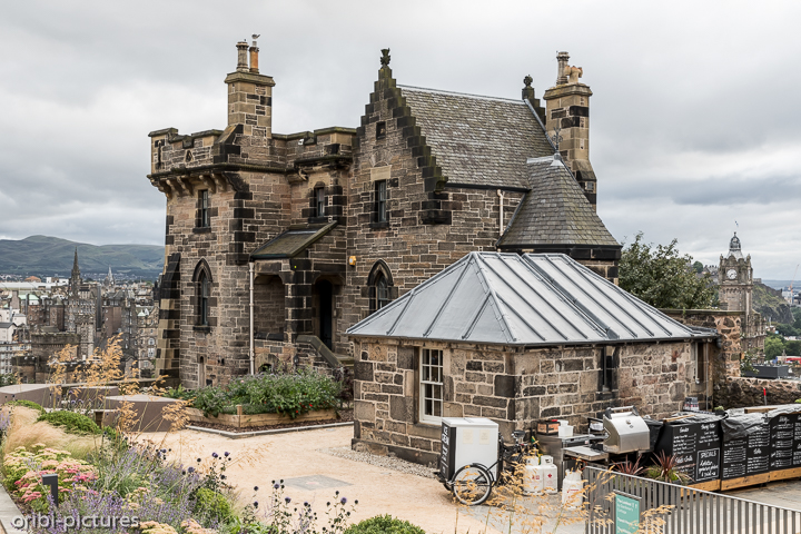 *Edinburgh*<br><br>Der Gegenpart zum Castle Hill im Westen Edinburghs ist der Calton Hill im Osten, von wo aus man einen der schönsten Blicke über die Stadt genießt: Im Vordergrund das imposante Balmoral Hotel mit seinem mächtigen Turm, dahinter das Scott- Monument, am Horizont Edinburgh Castle.<br><br>