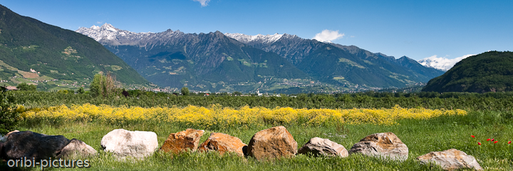 *Lana, Südtirol* <br><br> Panorama auf die bis zu 2.000 m hohen Berge der Umgebung. <br><br>
