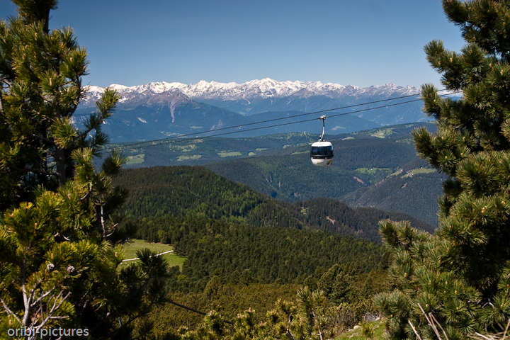 *Seilbahn vor den Dolomiten, Südtirol* <br><br> Vom Rittner Horn (2.260 m) sieht man die schneebedeckten Dolomiten. <br><br>