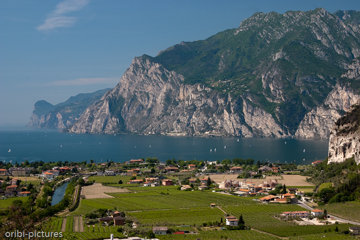 *Der nördliche Zipfel des Gardasees* <br><br> Blick hinunter ins Tal von Riva del Garda. <br><br>