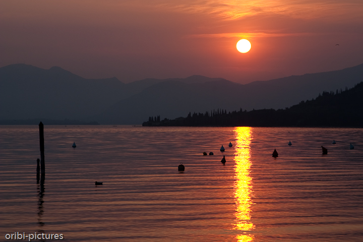 *Letztes Sonnenlicht am Gardasee* <br><br> Über dem Gardasee erlebt man oft atemberaubende Sonnenuntergänge. <br><br>
