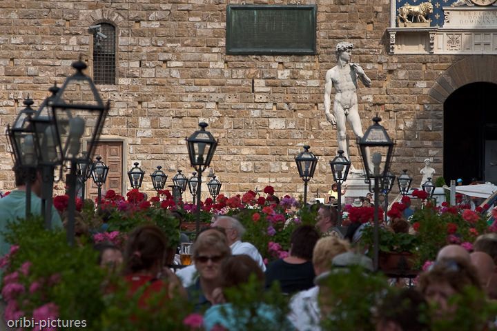 *Straßencafé in Florenz, Toskana* <br><br> Im Straßencafé einer italienischen Altstadt zu sitzen, verkörpert für viele Deutsche das italienische Lebensgefühl schlechthin. <br><br>