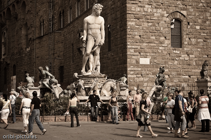 *Neptunbrunnen in Florenz, Toskana* <br><br> Bauwerke und Skulpturen der alten Römer ziehen Menschen aus allen Herren Ländern an. <br><br>