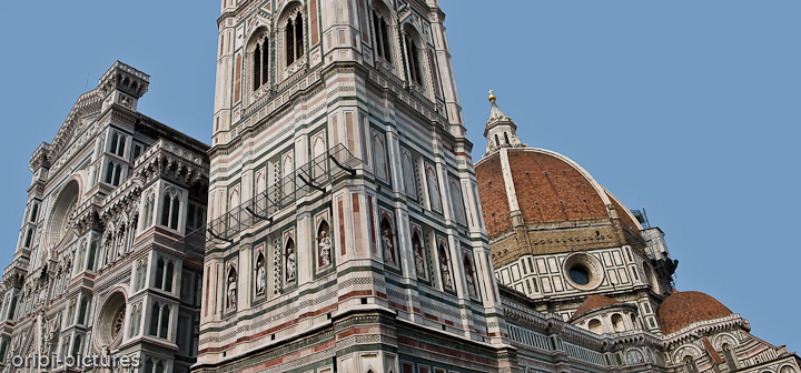 *Dom Santa Maria del Fiore in Florenz, Toskana* <br><br> Der Florentiner Dom aus der frühen Renaissance ist 153 m lang und 38 m breit, während das Fundament der Kuppel 90 m breit ist. Die Gewölbehöhe bemisst sich auf 23 m. Im Inneren der Kuppel beträgt die lichte Höhe vom Boden bis zur Spitze 90 m. Außen ist sie mit Laterne mehr als 114 m hoch. <br><br>