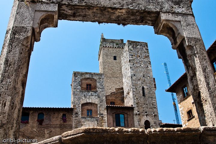 *San Gimignano, Toskana* <br><br> San Gimignano ist eine italienische Kleinstadt in der Toskana im oberen Elsatal mit einem mittelalterlichen Stadtkern. Die Stadt liegt in der Provinz Siena und hat 7.735 Einwohner (Stand 1. Jan. 2008). Es gehört neben Florenz, Siena und Pisa zu den von Touristen meistbesuchten Zielen in der Toscana. <br><br>