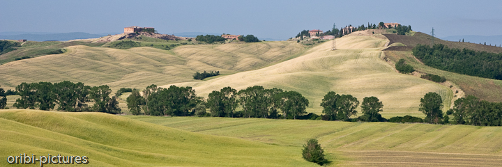 *Villen der Toskana* <br><br> Stilvolle Villen und Häuser dominieren die Landschaft. <br><br>
