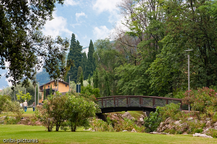 *Uferpark in Riva del Garda, Gardasee* <br><br> Familien mit Kindern fühlen sich in Riva dank des langen Strandes und des weitläufigen Uferparks genauso wohl wie ältere Besucher. <br><br>