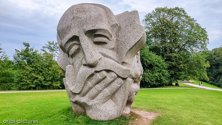*Skulpturen im 
Burg-Garten von der Ordensburg Turaida im Gauja Nationalpark*<br><br><br><br>