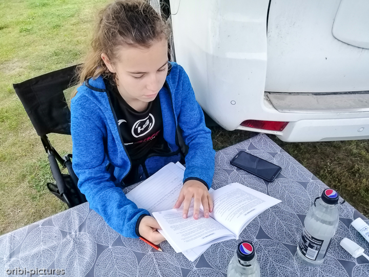 *Im Gauja Nationalpark*<br><br>Schularbeiten um den Lockdown-Unterricht aufzuarbeiten ... und das im Urlaub. Aber es regnet und unter der Markise gibt es gerade nichts besseres zu tun.<br><br>