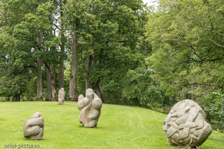 *Skulpturen im 
Burg-Garten von der Ordensburg Turaida im Gauja Nationalpark*<br><br><br><br>