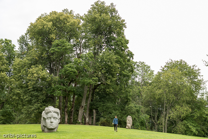 *Skulpturen im 
Burg-Garten von der Ordensburg Turaida im Gauja Nationalpark*<br><br><br><br>